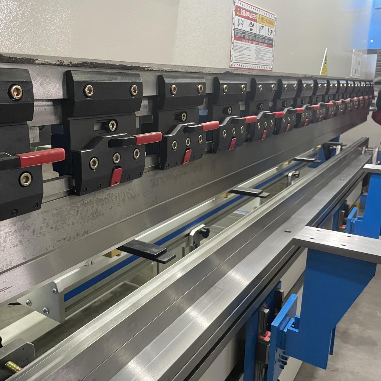 High Quality 3m Press Brake Machine Hydraulic 100 Ton For Sheet Metal Bending Kiváló minőségű 3 m-es présfékezőgép hidraulikus 100 tonnás lemezhajlításhoz