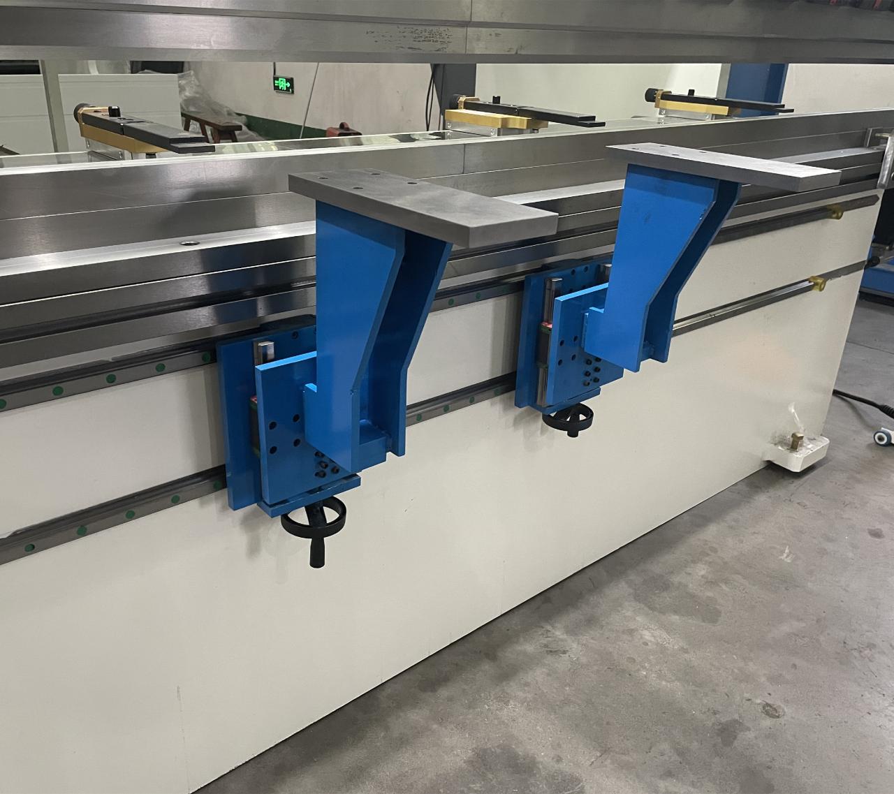 High Quality 3m Press Brake Machine Hydraulic 100 Ton For Sheet Metal Bending Kiváló minőségű 3 m-es présfékezőgép hidraulikus 100 tonnás lemezhajlításhoz