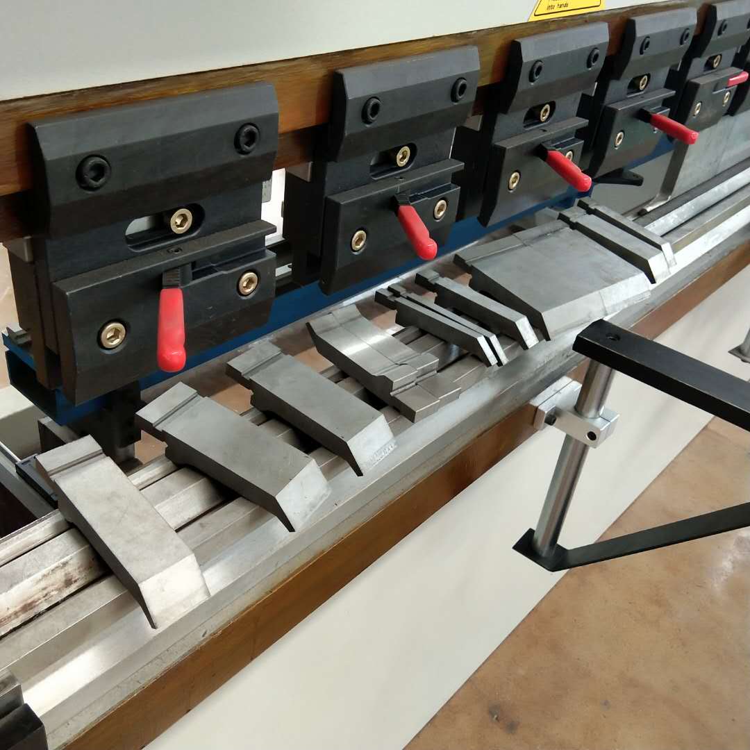 Hidraulikus présfék 130t/3200mm 4+1 tengelyes Delem Da53t Cnc présfék