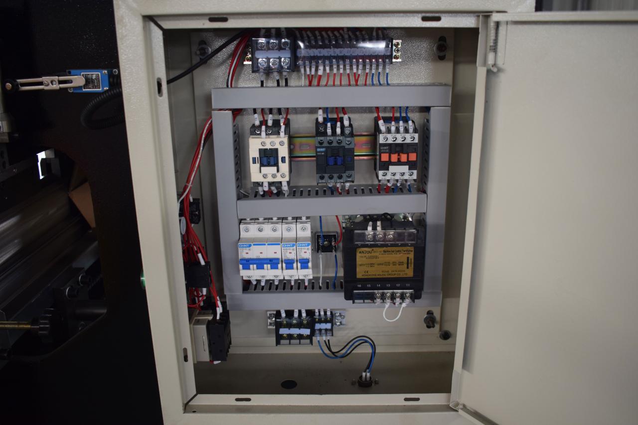 Hidraulikus lemezhajlító Cnc présfékező gép Wc67y