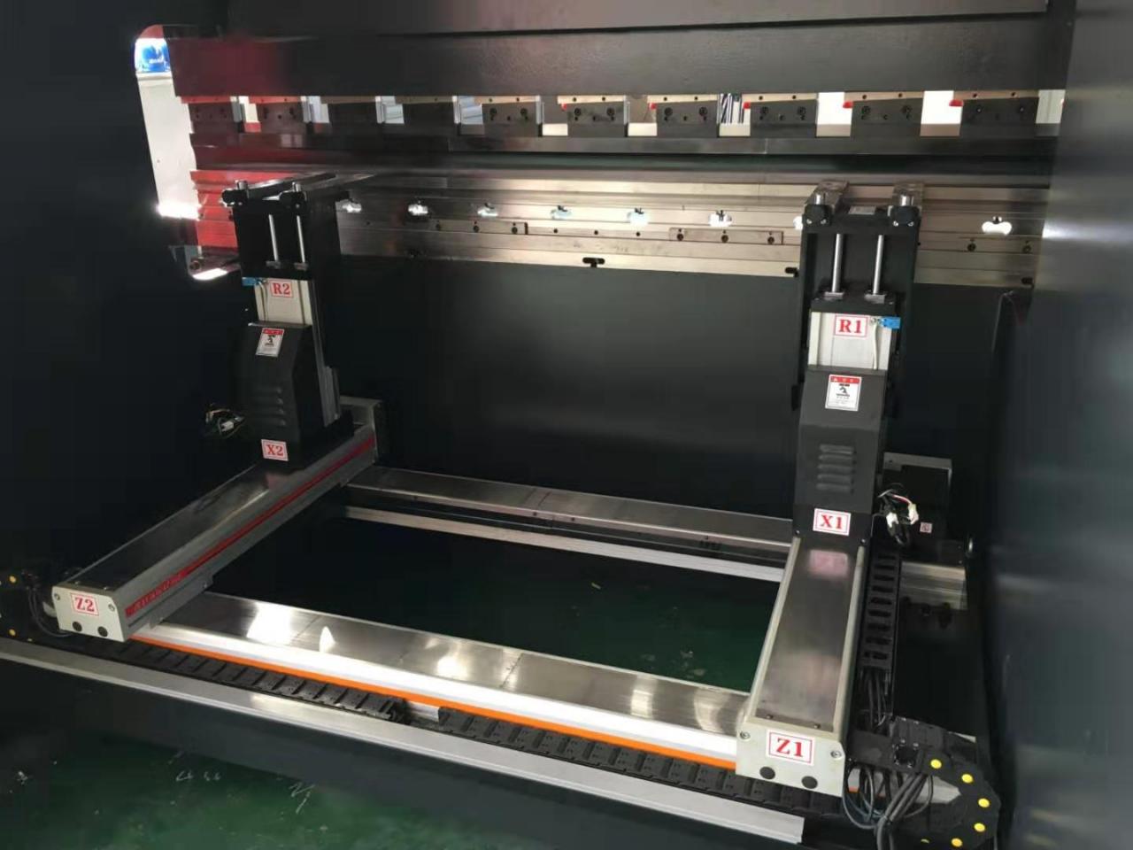 Hydraulic Stainless Steel Wc67y/k-300/6000 Mould Crowning Press Brake Hidraulikus rozsdamentes acél Wc67y/k-300/6000 formakoronás présfék