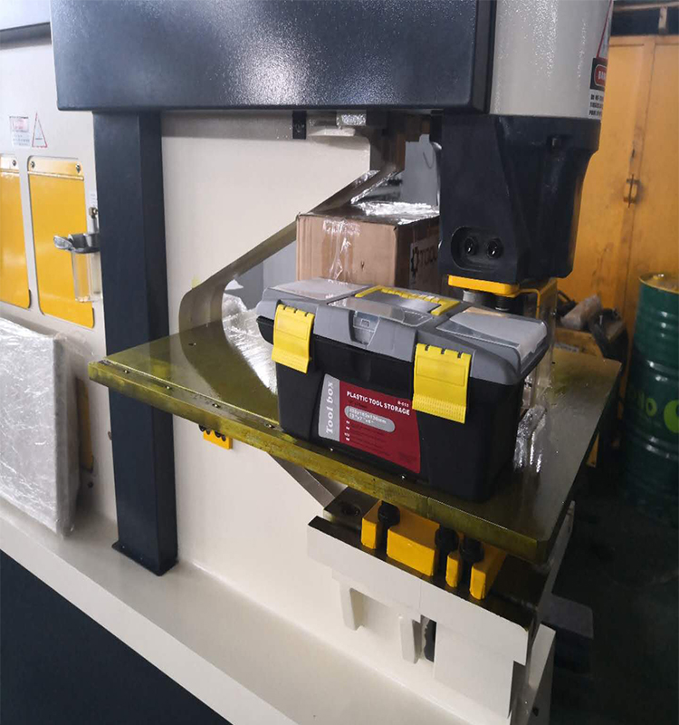 Metal Cutting Hydraulic Steelworkers Machine For Punching Cropping Notching Cutting Fémvágó hidraulikus acélmegmunkáló gép lyukasztáshoz Vágás Bevágás Vágáshoz