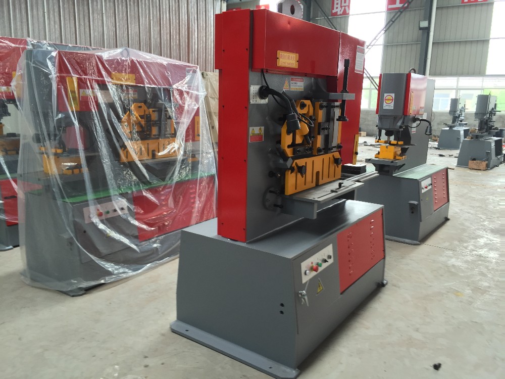 Q35y Series Multifunctional Hydraulic Iron Worker Combined Shearing And Punching Machine Q35y sorozatú multifunkcionális hidraulikus vasmunkás kombinált nyíró- és lyukasztógép