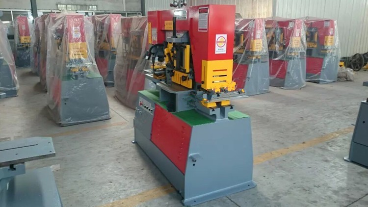 Q35y Series Multifunctional Hydraulic Iron Worker Combined Shearing And Punching Machine Q35y sorozatú multifunkcionális hidraulikus vasmunkás kombinált nyíró- és lyukasztógép