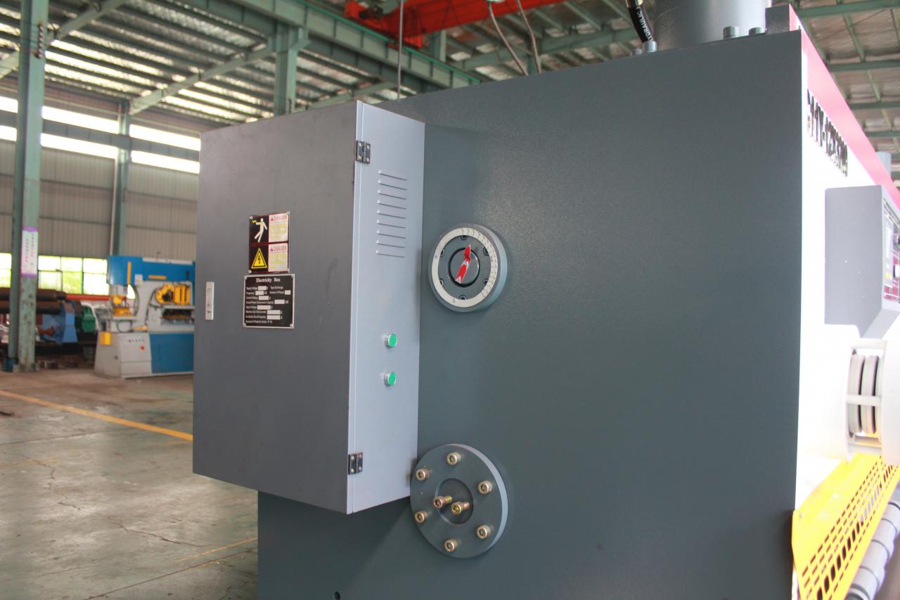 Qc11y Metal Plate Hydraulic Guillotine Shearing Machine For Sale Qc11y fémlemezes hidraulikus guillotine nyírógép eladó