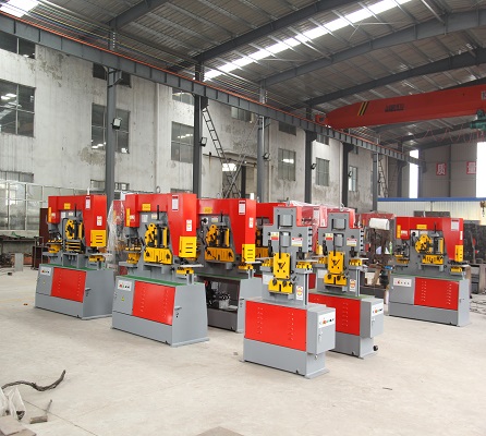 Steel Plate Angle Cutting Punching Notching Machine Hydraulic Ironworker For Sale Acéllemez szögvágó lyukasztó bemetszőgép hidraulikus vasmunkás eladó