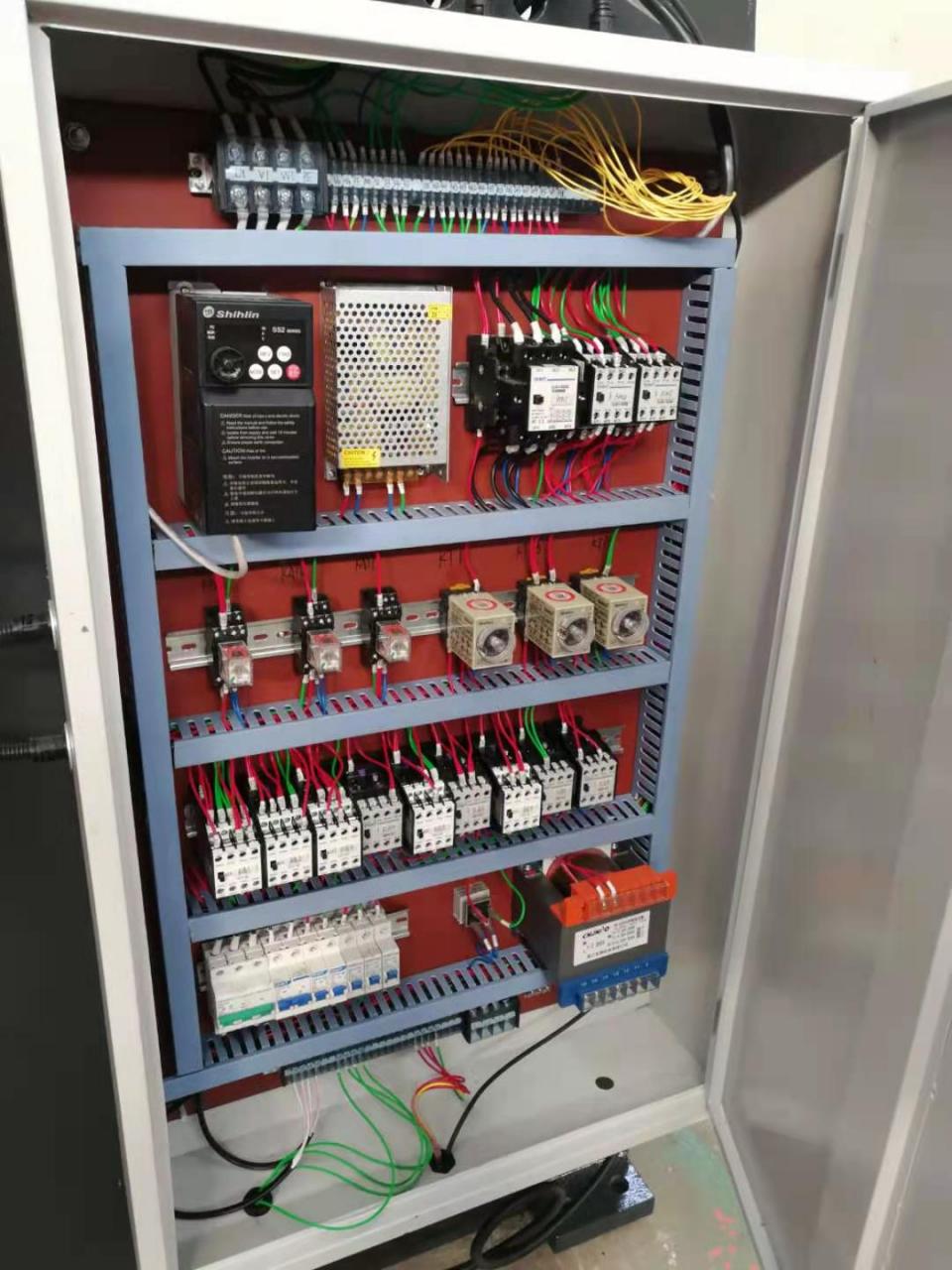 Wc67y-160 4000 Hydraulic Press Brake Cnc Metal Bending Machine For 4000mm Width Steel Wc67y-160 4000 hidraulikus présfék Cnc fémhajlító gép 4000 mm széles acélhoz